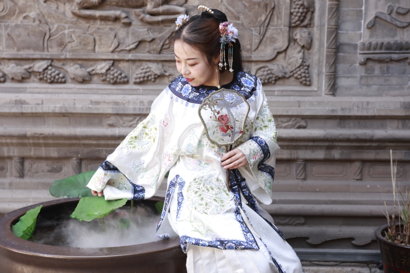 认真的雪的第一张照片--山西王婆说媒